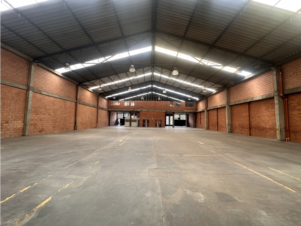 BODEGA DE 1.250 M² EN ZONA INDUSTRIAL DE MONTEVIDEO