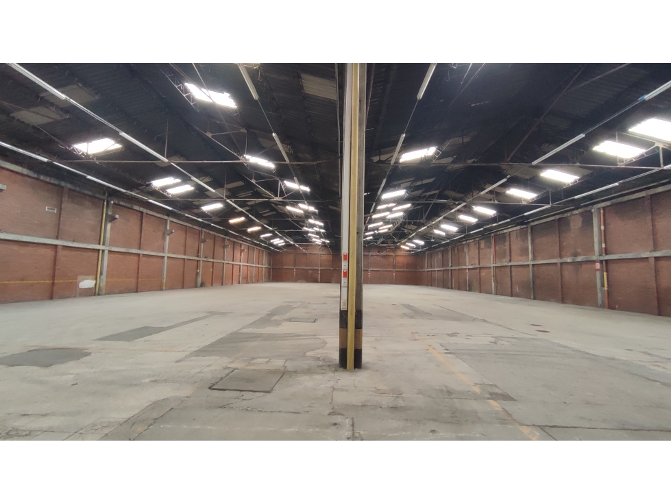 BODEGA DE 2.350 M² EN MONTEVIDEO