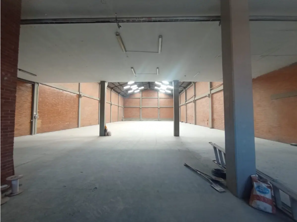 BODEGA DE 1.200 M² EN MONTEVIDEO — foto 4