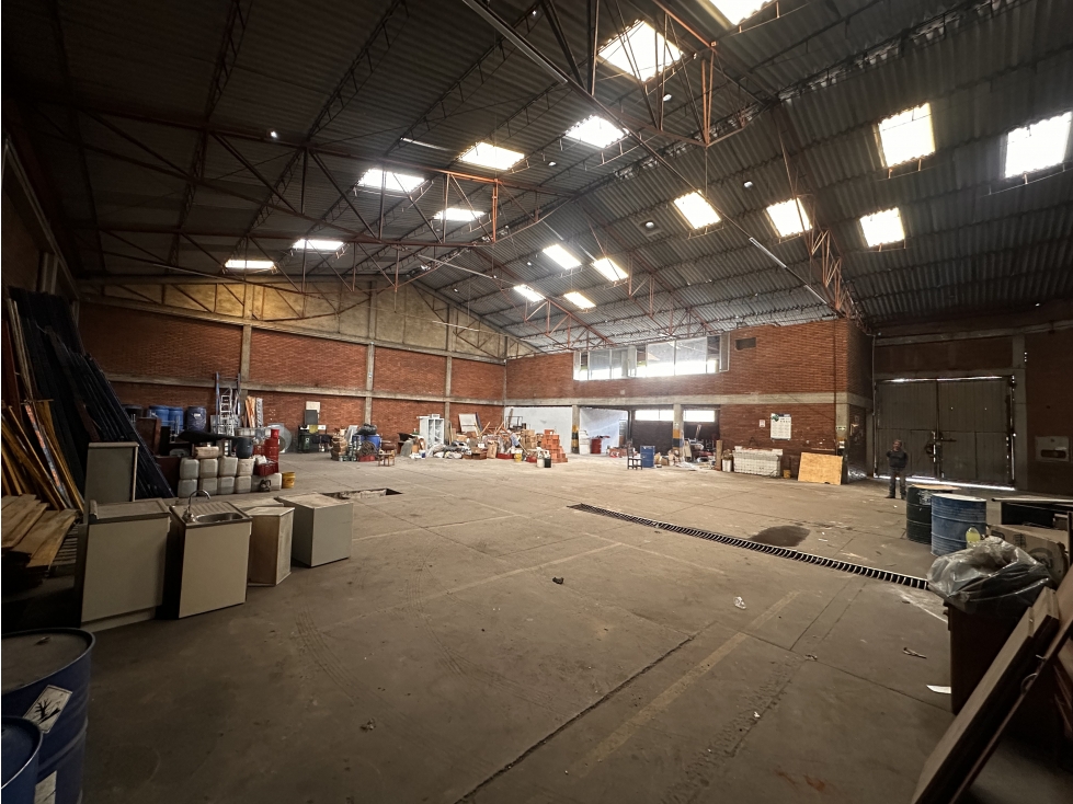 BODEGA ESQUINERA DE 720 M², GORGONZOLA, PUENTE ARANDA — foto 3