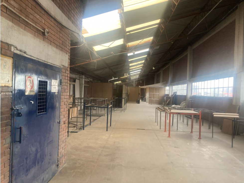 BODEGA DE 1.000 M² EN ZONA INDUSTRIAL DE PUENTE ARANDA — foto 4