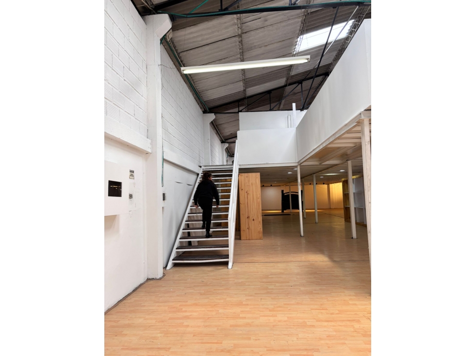 BODEGA COMERCIAL DE 850 M² JORGE ELIECER GAITAN — foto 3
