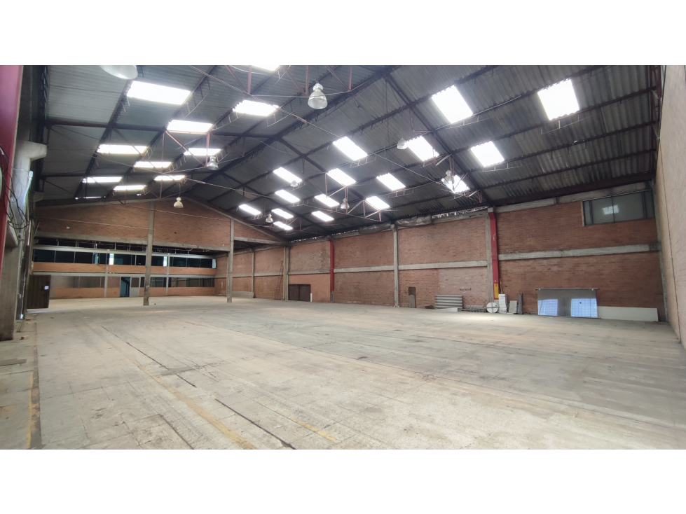 BODEGA INDUSTRIAL 1.400 M² EN MONTEVIDEO — foto 2