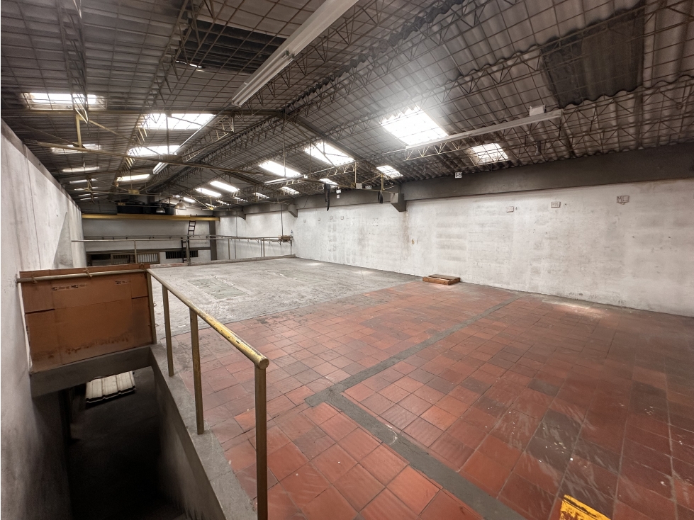 Bodega Industrial de 300 m² en Puente Aranda — foto 3