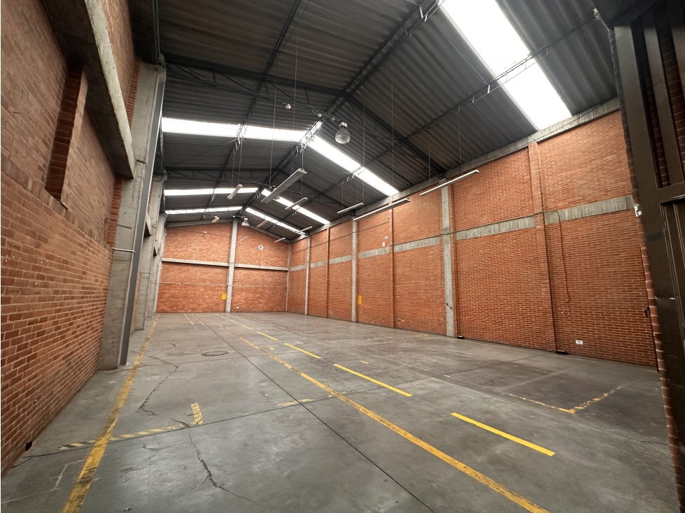 BODEGA DE 700 M² EN ZONA INDUSTRIAL DE MONTEVIDEO — foto 2