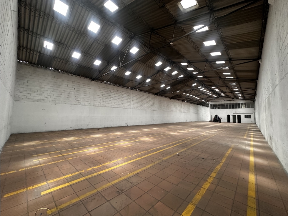 BODEGA DE 930 m² EN ZONA INDUSTRIAL DE PUENTE ARANDA — foto 3