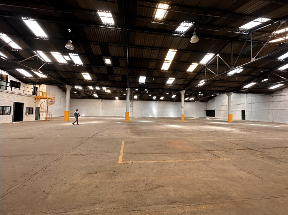BODEGA DE 2.200 M² EN PENSILVANIA, ZONA INDUSTRIAL DE PUENTE ARANDA — foto 3