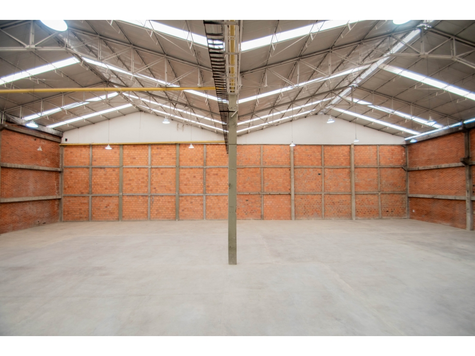 ARRIENDO BODEGA DE 3.132 M² TRIPLE ALTURA EN MONTEVIDEO