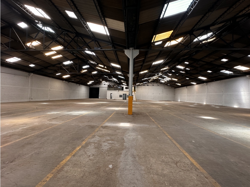 BODEGA DE 2.200 M² EN PENSILVANIA, ZONA INDUSTRIAL DE PUENTE ARANDA