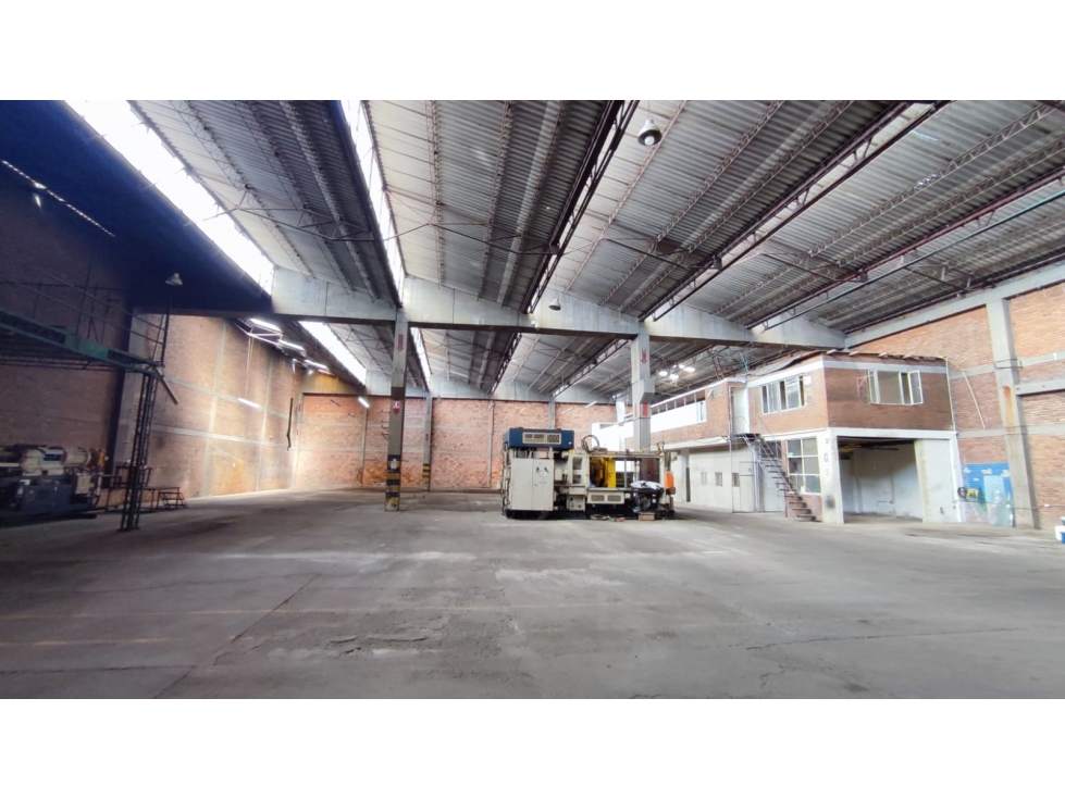 BODEGA DE 2.550 m² PUENTE ARANDA. CARGA ELECTRICA 1.000 KVA
