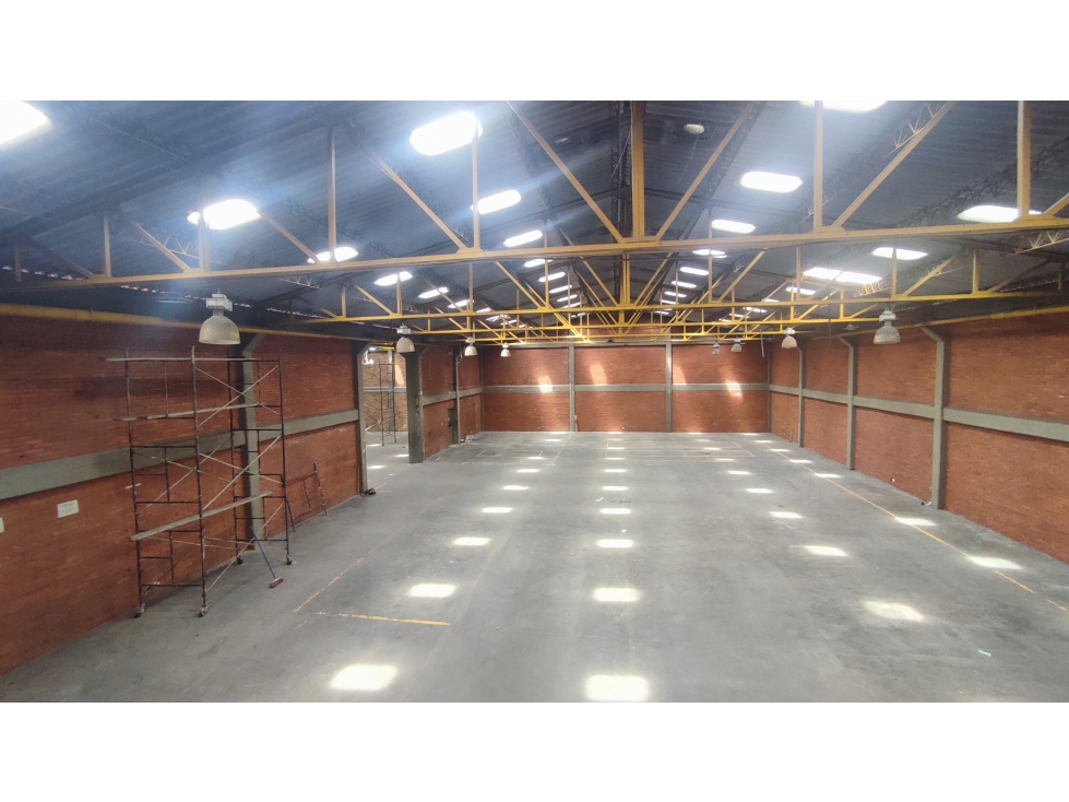 ARRIENDO BODEGA DE 2.000 m² EN ZONA INDUSTRIAL DE MONTEVIDEO — foto 2