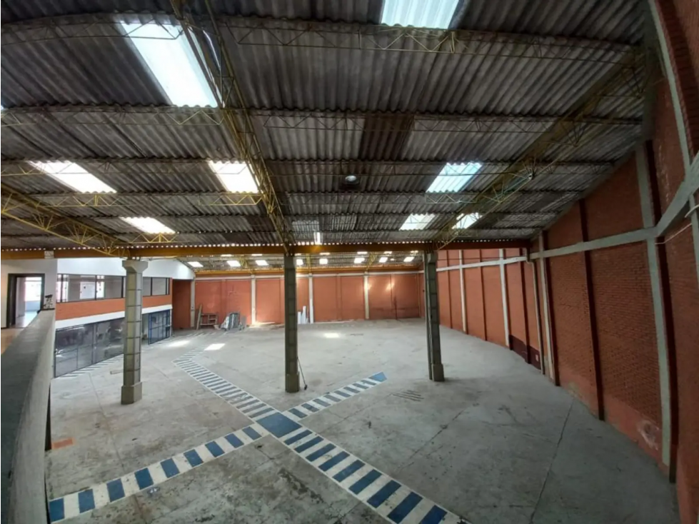 BODEGA DE 1.180 M² ORTEZAL, PUENTE ARANDA — foto 2