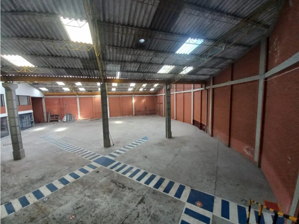 BODEGA DE 1.180 M² ORTEZAL, PUENTE ARANDA — foto 3
