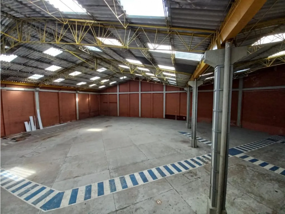 BODEGA DE 1.180 M² ORTEZAL, PUENTE ARANDA — foto 4