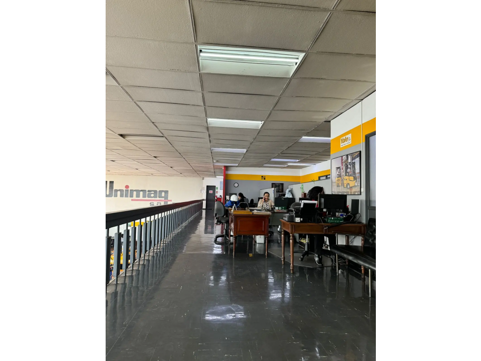 ARRIENDO BODEGA DE 1.900 m² CON VITRINA COMERCIAL SOBRE AV. PRINCIPAL - 3