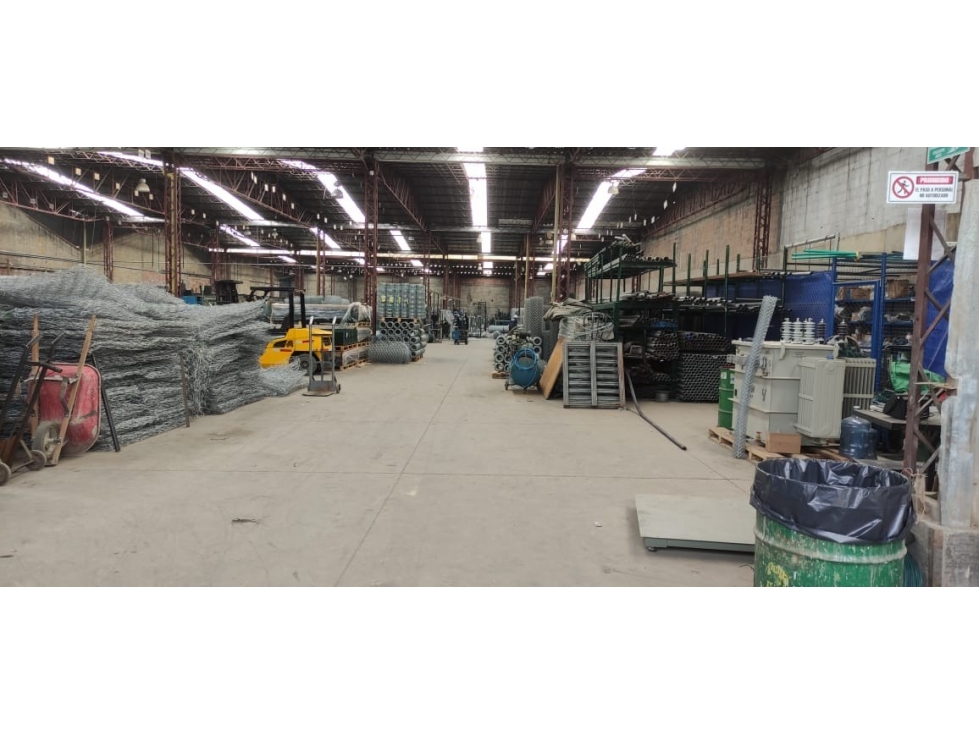 BODEGA DE 1.300 M² EN ZONA DE ALTO IMPACTO EN CAZUCA — foto 2