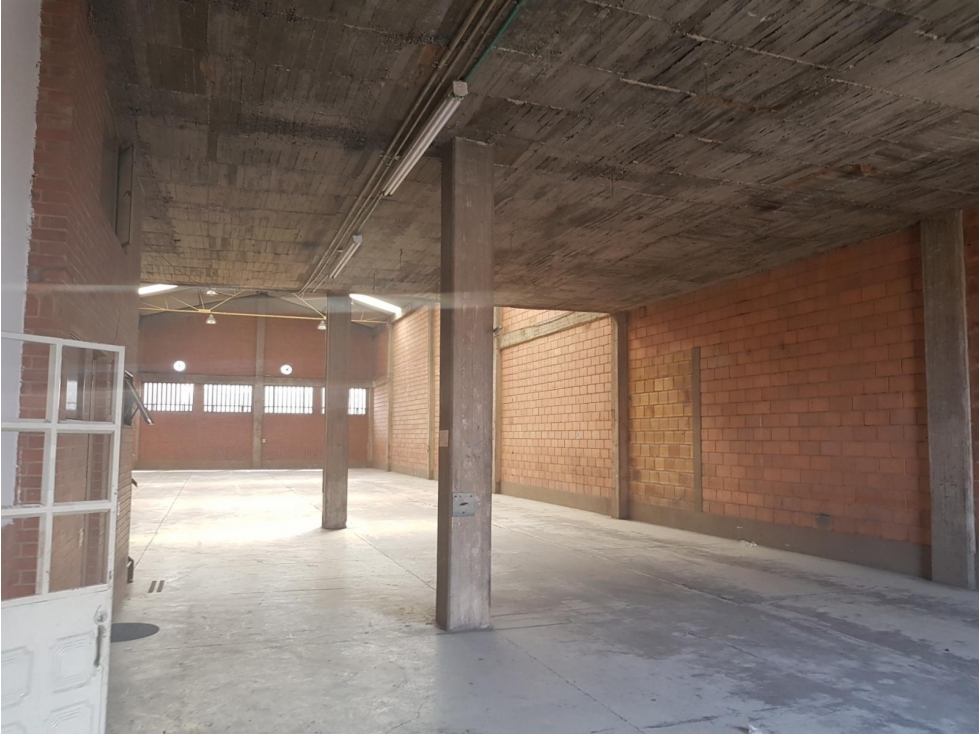 ARRIENDO BODEGA DE 700 m² EN MONTEVIDEO — foto 4