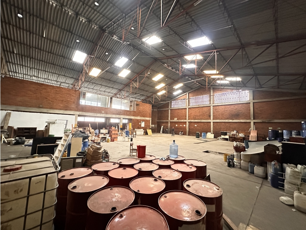 BODEGA ESQUINERA DE 720 M², GORGONZOLA, PUENTE ARANDA — foto 4