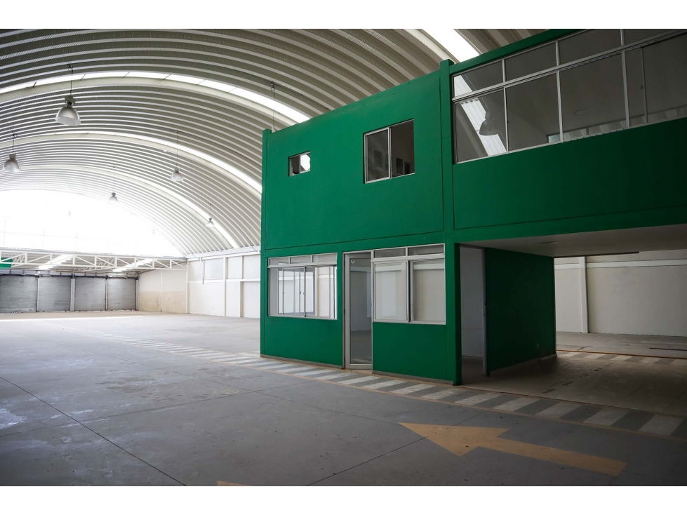BODEGA DE 1.140 M², VITRINA COMERCIAL SOBRE AVENIDA PRINCIPAL — foto 3