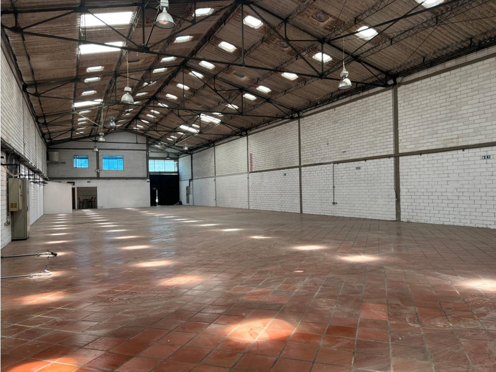 BODEGA DE 850 M² EN VENTA, PUENTE ARANDA