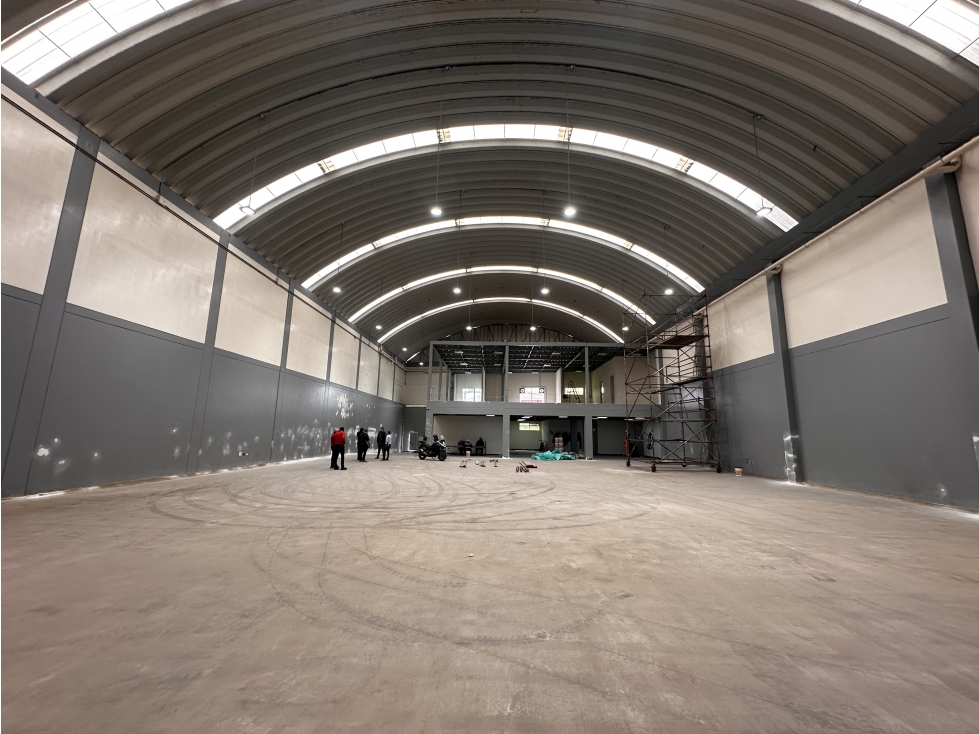 BODEGA DE 1.100 M² EN PUENTE ARANDA — foto 2