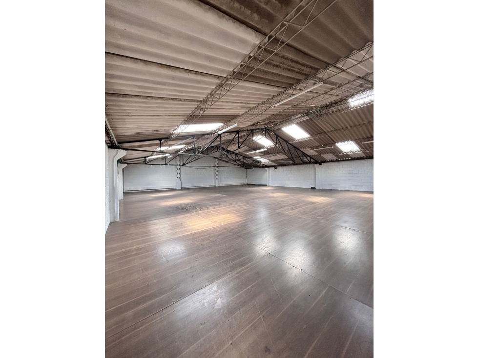 BODEGA COMERCIAL DE 850 M² JORGE ELIECER GAITAN — foto 4