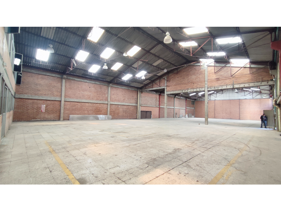 BODEGA INDUSTRIAL 1.400 M² EN MONTEVIDEO — foto 4