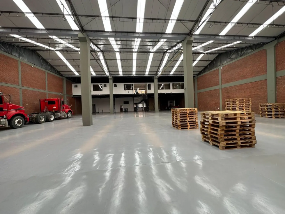 BODEGA INDUSTRIAL DE 1.350 M² EN MONTEVIDEO — foto 3