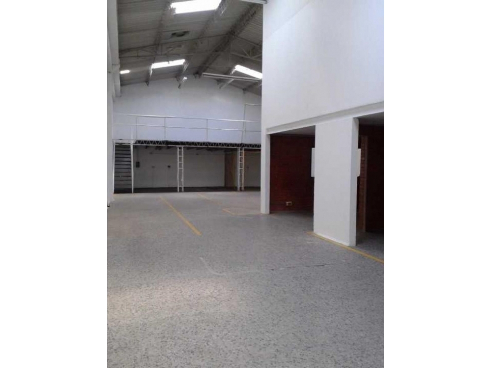 ARRIENDO BODEGA 380 m² ZONA INDUSTRIAL MONTEVIDEO - 2
