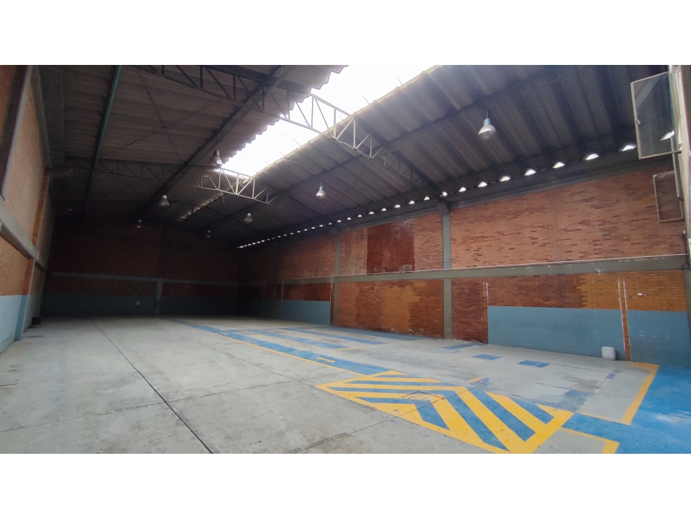 ARRIENDO BODEGA DE 820 M² EN MONTEVIDEO - 3