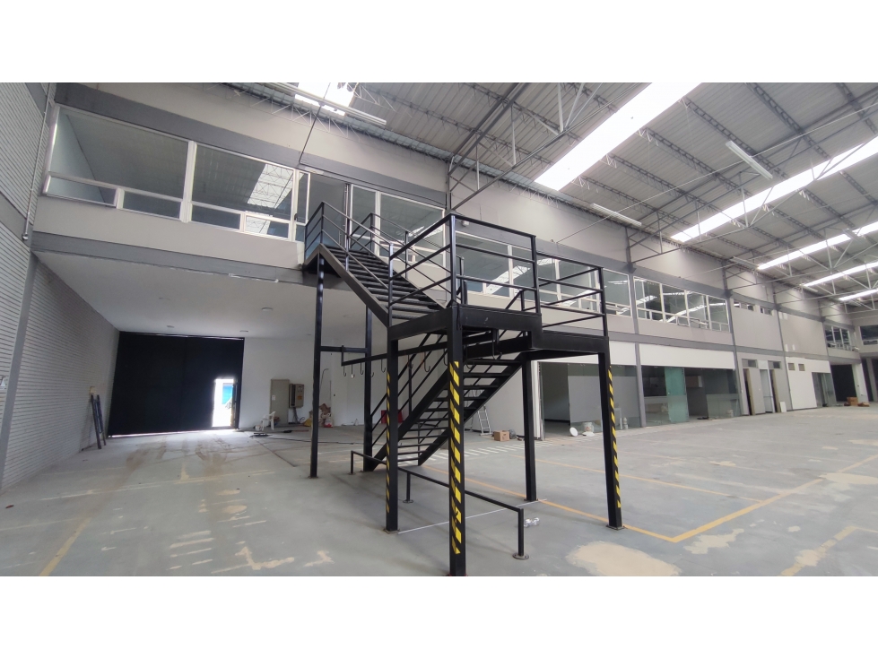 ARRIENDO / VENDO BODEGA PUENTE ARANDA 2.700 m² - 4