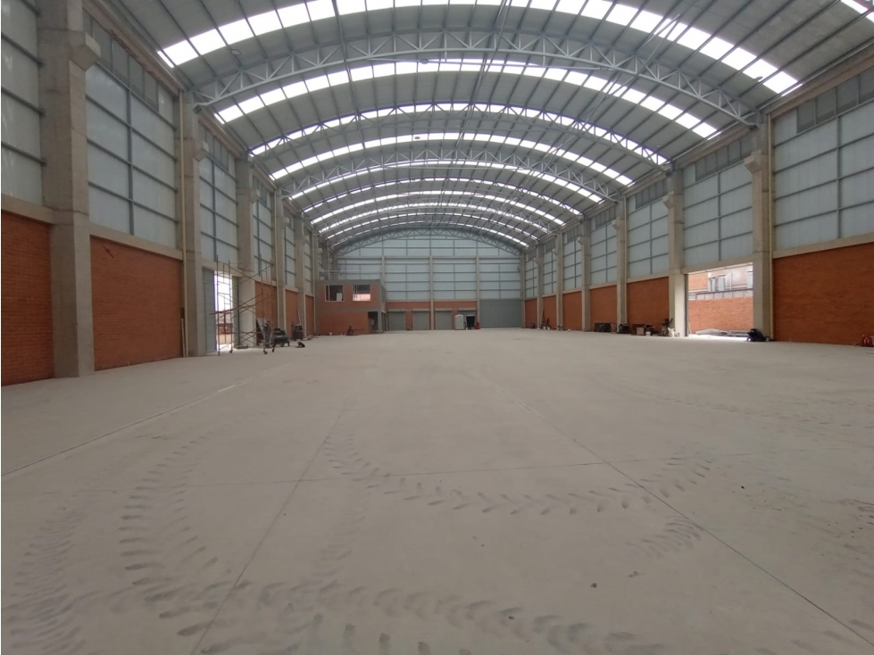 SE ARRIENDA BODEGA 2.434 m² ZONA INDUSTRIAL FONTIBON