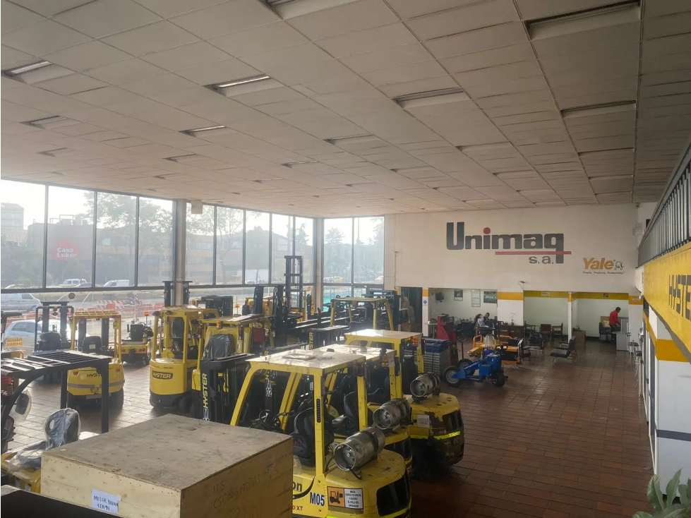ARRIENDO BODEGA DE 1.900 m² CON VITRINA COMERCIAL SOBRE AV. PRINCIPAL - 1