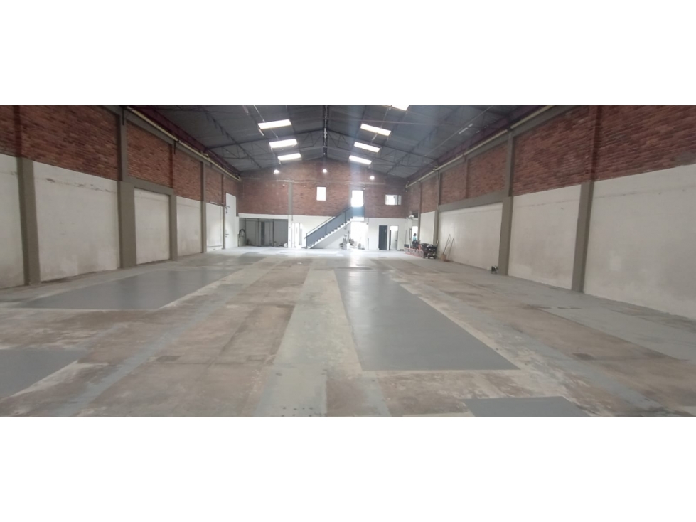 ARRIENDO MAGNIFICA BODEGA DE 1.200 M² MONTEVIDEO, EXCELENTE UBICACIÓN