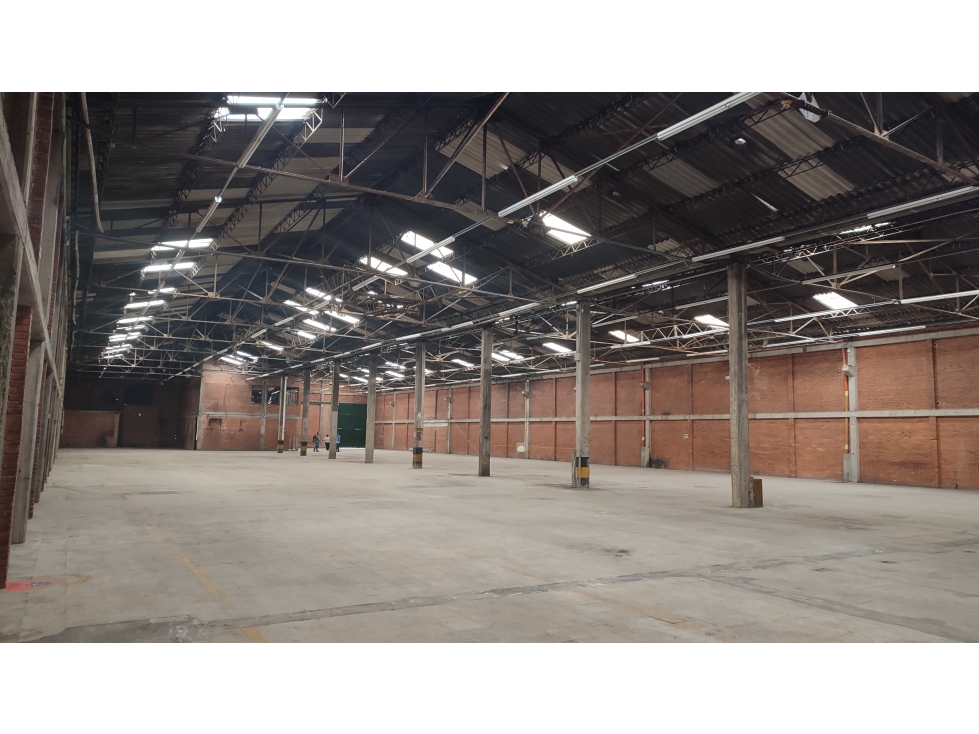 BODEGA DE 2.350 M² EN MONTEVIDEO — foto 2