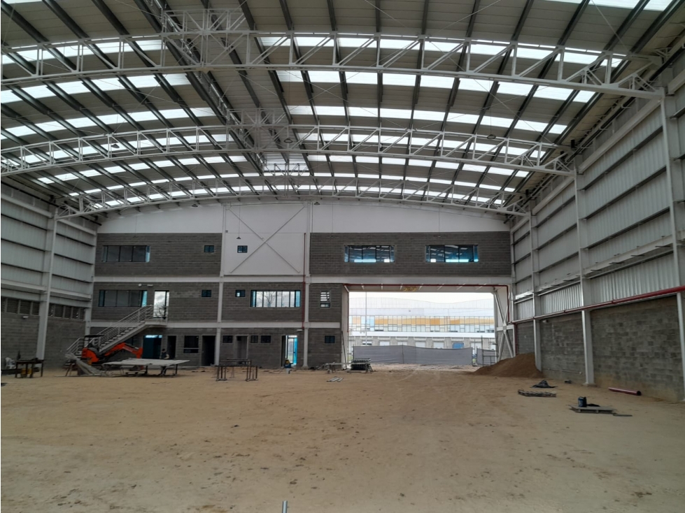 BODEGA DE 8.000 M² EN PARQUE INDUSTRIAL EN SIBERIA, PARA ESTRENAR. - 1