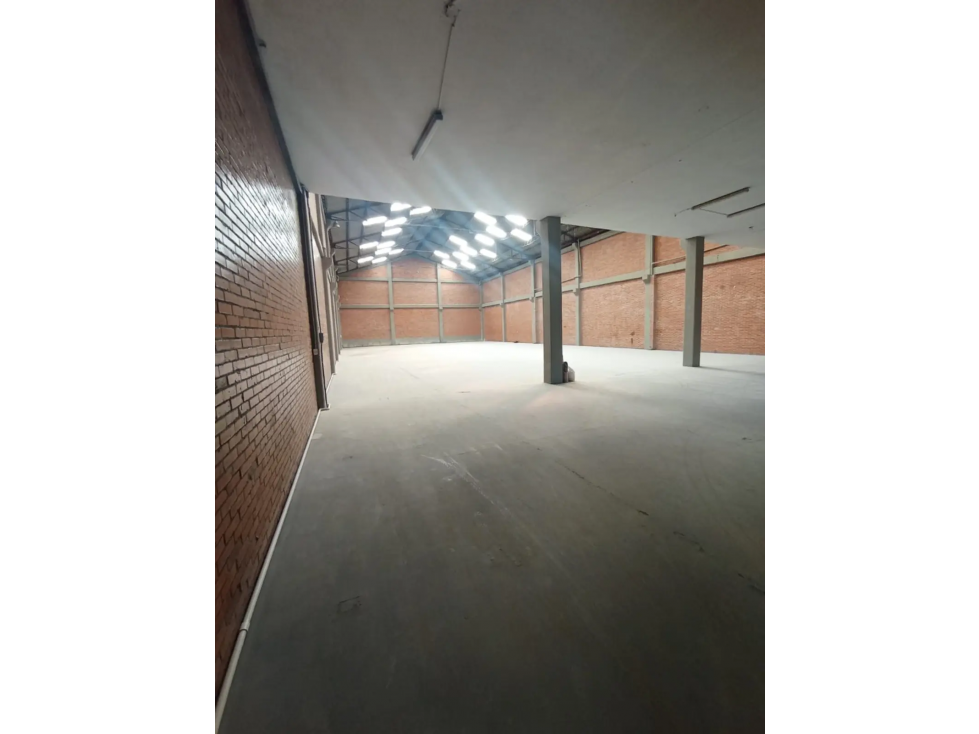 BODEGA DE 1.200 M² EN MONTEVIDEO — foto 3