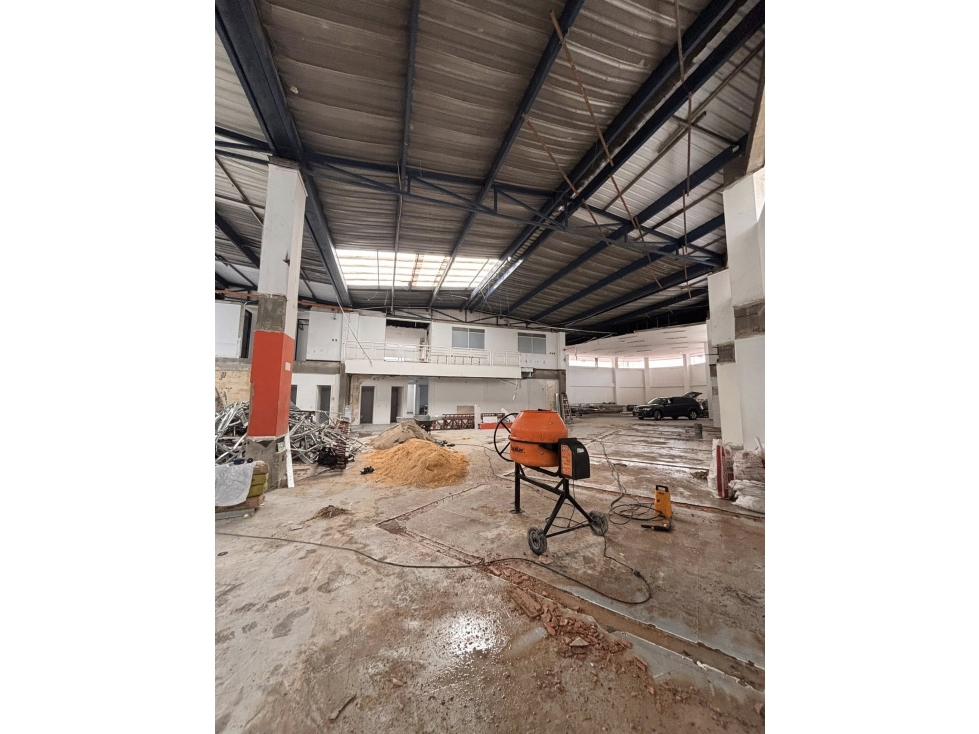 BODEGA EN PUENTE ARANDA DE 1.000 M² SOBRE AVENIDA PRINCIPAL