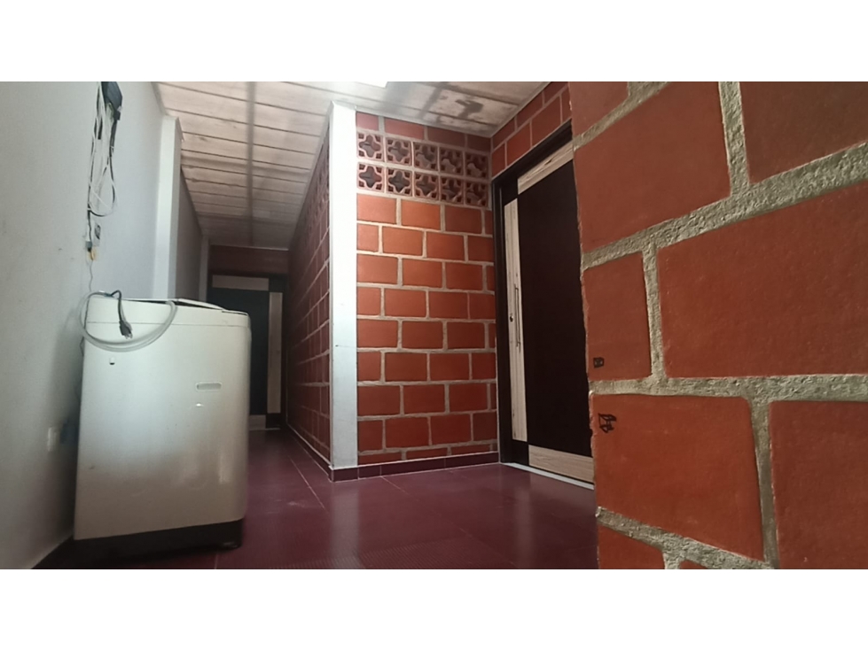 ¡ OPORTUNIDAD DE INVERSIÒN ! CASA RENTABLE CON BODEGA CON (3) APTOS - 4