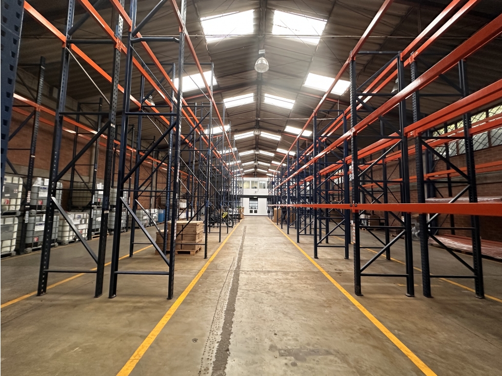 Eficiencia y Conectividad: Bodega de 1.187,68 m² en Parque Industrial