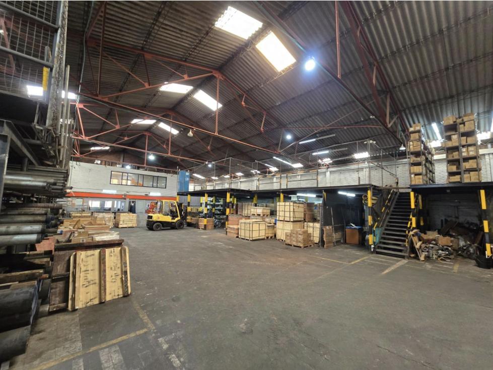 BODEGA INDUSTRIAL ESQUINERA EN ARRIENDO LOS EJIDOS — foto 2