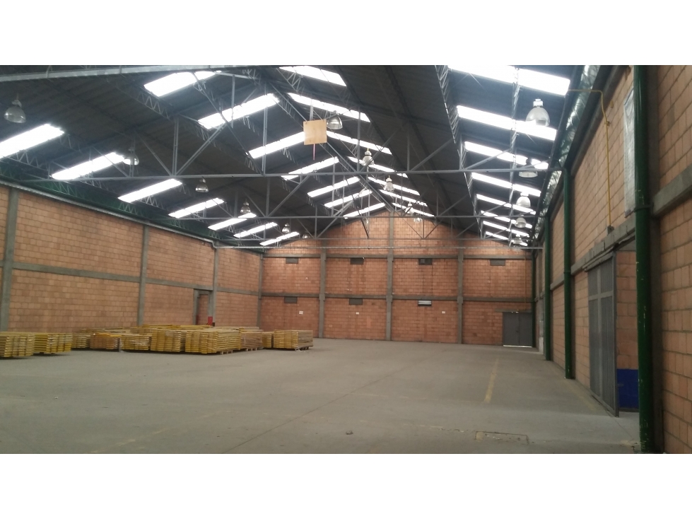 ARRIENDO BODEGA 4.300 m² ZONA INDUSTRIAL ALTO IMPACTO VENECIA - 1