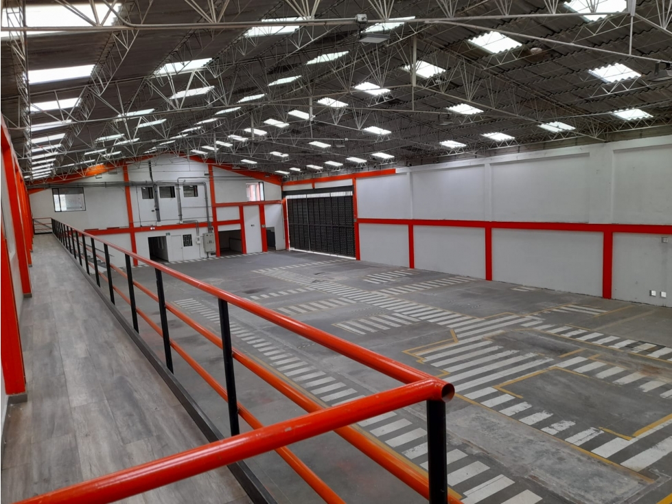 ARRIENDO BODEGA FONTIBÓN 2.192 m² - 4