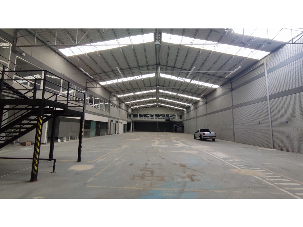 ARRIENDO / VENDO BODEGA PUENTE ARANDA 2.700 m² - 3