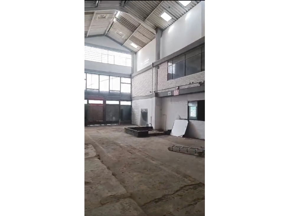 SE ARRIENDA BODEGA 540 m² PUENTE ARANDA