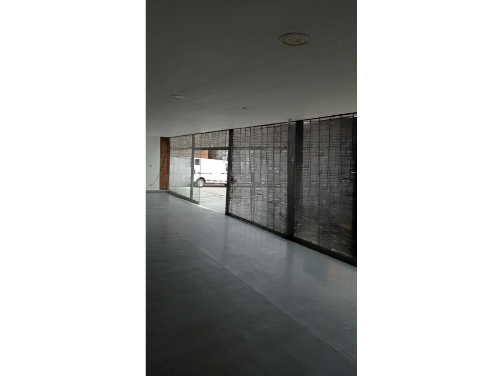 INMUEBLE COMERICIAL DE 1.467 m² SOBRE VIA PRINCIPAL EN PUENTE ARANDA — foto 2