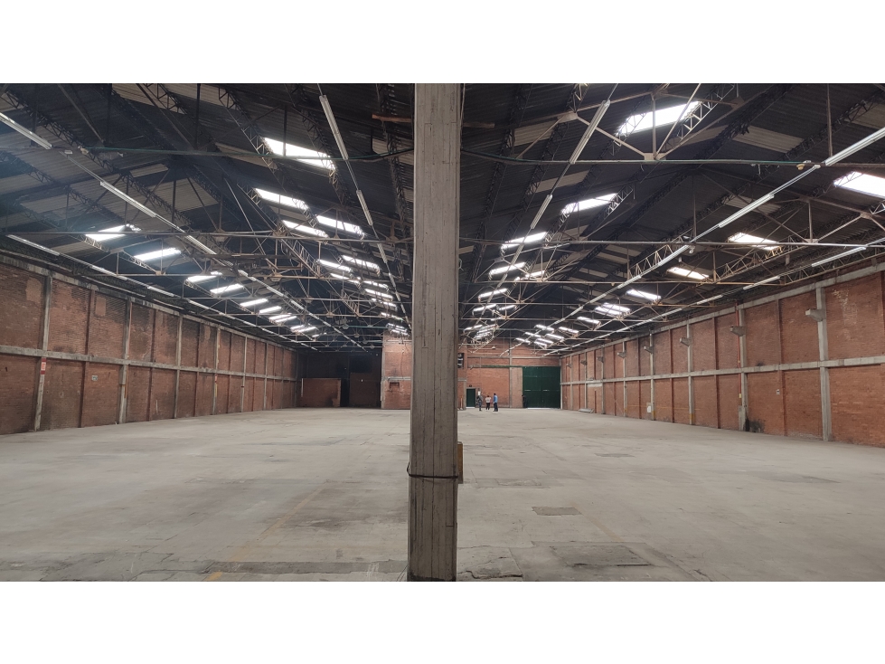 BODEGA DE 2.350 M² EN MONTEVIDEO — foto 3