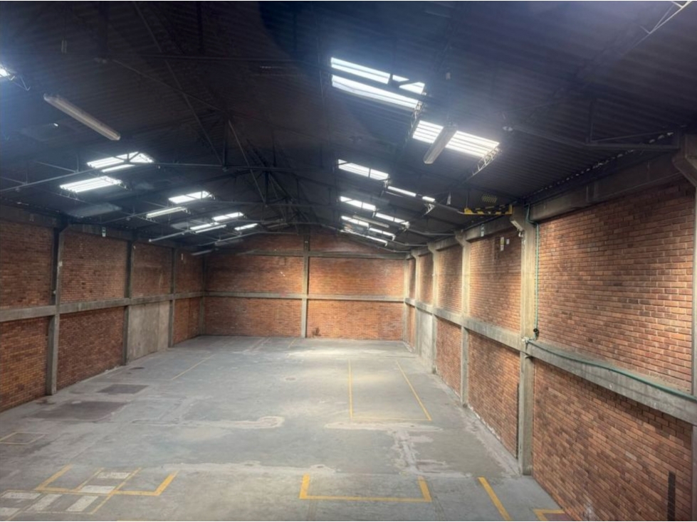 ARRIENDO BODEGA DE 1.000 M² EN MONTEVIDEO