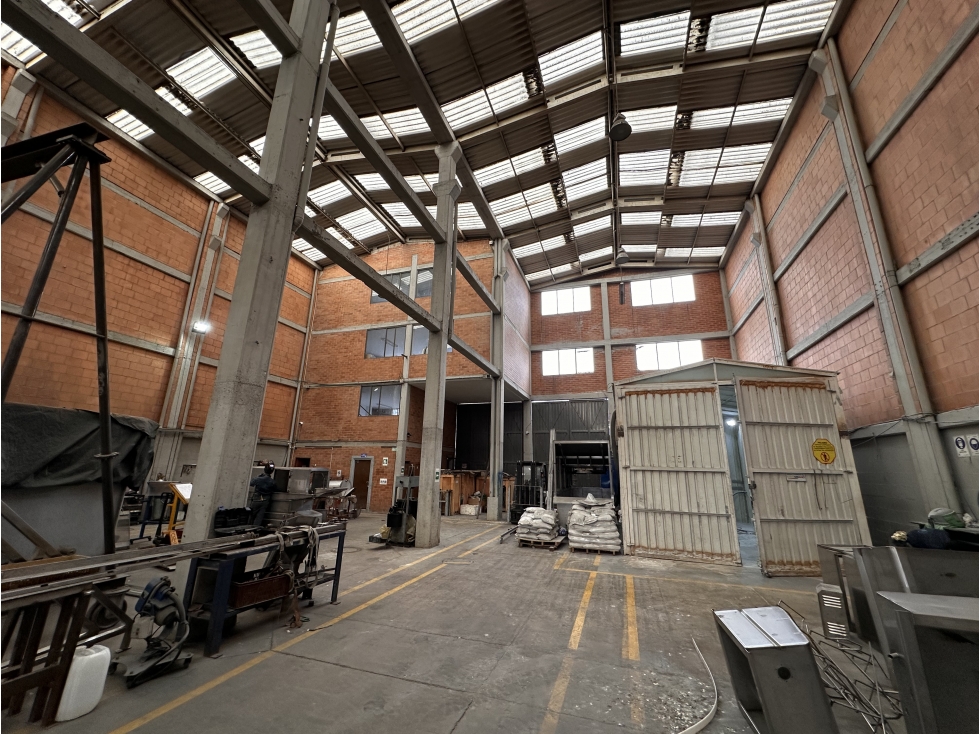 ARRIENDO BODEGA TRIPLE ALTURA DE 1.050 M² EN PUENTE ARANDA — foto 4