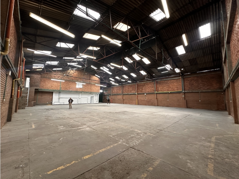 BODEGA DE 850 M² EN GORGONZOLA, ZONA INDUSTRIAL DE PUENTE ARANDA — foto 3